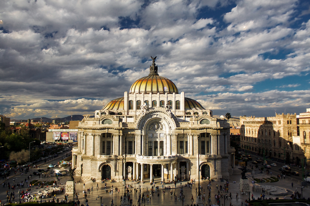 Imagine of Palacio de Bella Arts (the Palace of fine arts) in Mexico City.