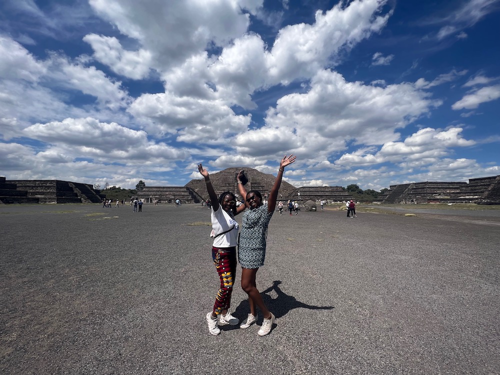 Image of travel with lady chin and friend at the Teotihuacán pyramids. 