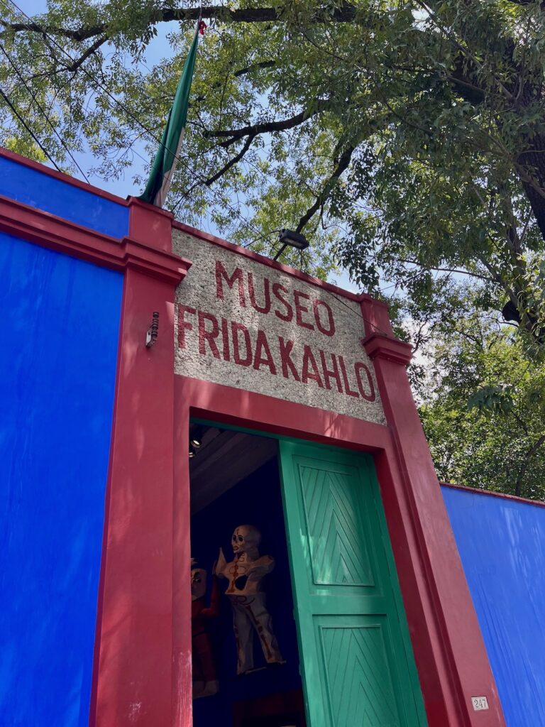 A picture of the front of the Frida Kahlo museum. 