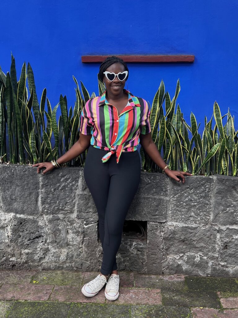 A picture of Lady Chin posing inside the Frida Kahlo museum. 